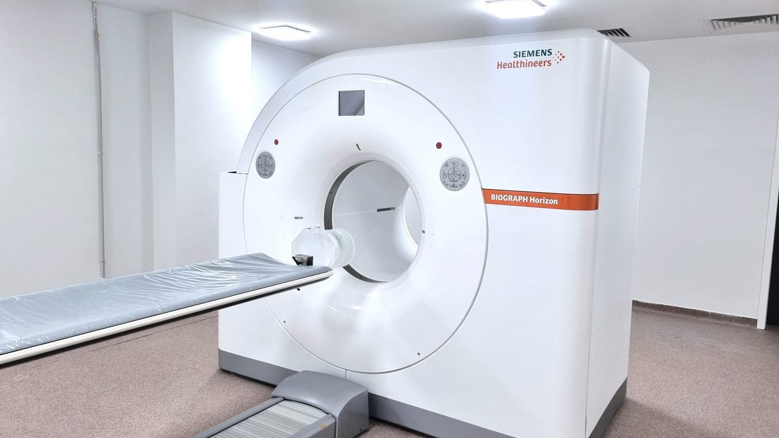 Demarăm activitatea în cadrul departamentului de Medicină Nucleară și începem efectuarea investigațiilor PET-CT.